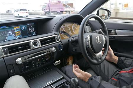 トヨタ自動車が報道関係者に実演公開した「自動運転車」の車内＝６日午後、東京都内