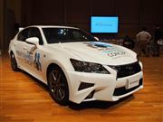 自動運転で高速道路への合流もできるトヨタ自動車の実験車＝６日、東京都江東区有明のＴＦＴホール（会田聡撮影）
