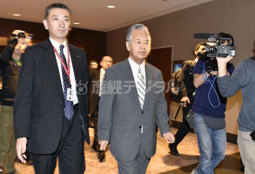 最終の閣僚会合に向かう甘利明（あまり・あきら）ＴＰＰ（環太平洋戦略的経済連携協定）相（中央）。６日間の交渉でようやく大筋合意に達した＝２０１５年１０月５日、米ジョージア州アトランタ（共同）