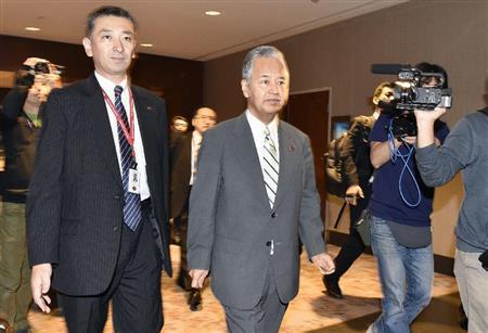 最終の閣僚会合に向かう甘利明（あまり・あきら）ＴＰＰ（環太平洋戦略的経済連携協定）相（中央）。６日間の交渉でようやく大筋合意に達した＝２０１５年１０月５日、米ジョージア州アトランタ（共同）