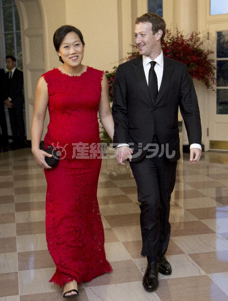 米フェイスブックの最高経営責任者（ＣＥＯ）、マーク・ザッカーバーグ氏（右）と妻のプリシラ・チャンさん＝２０１５年９月２５日、米国・首都ワシントン（ＡＰ）