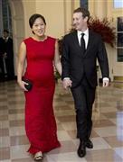 米フェイスブックの最高経営責任者（ＣＥＯ）、マーク・ザッカーバーグ氏（右）と妻のプリシラ・チャンさん＝２０１５年９月２５日、米国・首都ワシントン（ＡＰ）