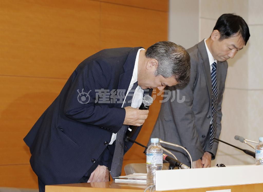 福田聡志投手の野球賭博が明らかになり、謝罪会見する巨人の久保博球団社長（左）ら＝２０１５年１０月５日午後、東京都千代田区大手町の読売新聞本社（共同）