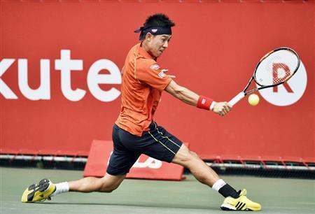 シングルス１回戦でプレーする錦織圭（にしこり・けい）＝２０１５年１０月５日、東京都江東区の有明テニスの森公園（共同）