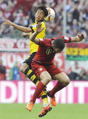 ヘディングで競り合うドルトムントの香川真司（奧）＝２０１５年１０月４日、ドイツ・バイエルン州ミュンヘン（共同）