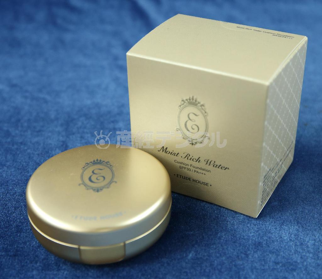 エチュードハウス「モイストリッチ＿ウォータークッションファンデーション」＝２０１５年１０月１日（福島範和撮影）