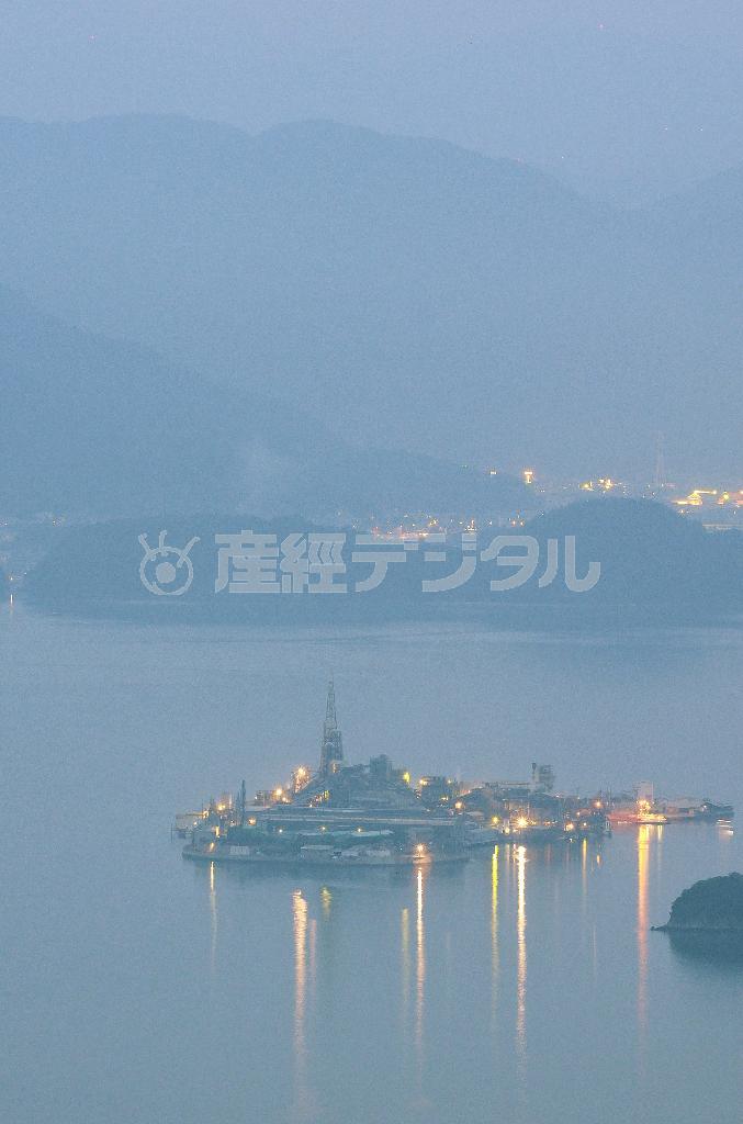 瀬戸内海に浮かぶ契島（ちぎりしま）は見る角度によってその姿を変える。「軍艦島」の愛称で知られる長崎県の世界遺産・端島（はしま）や、フランスの世界遺産「モン・サン・ミッシェル」にも見える＝２０１５年９月５日、広島県豊田郡大崎上島町の神峰山から（川口良介撮影）