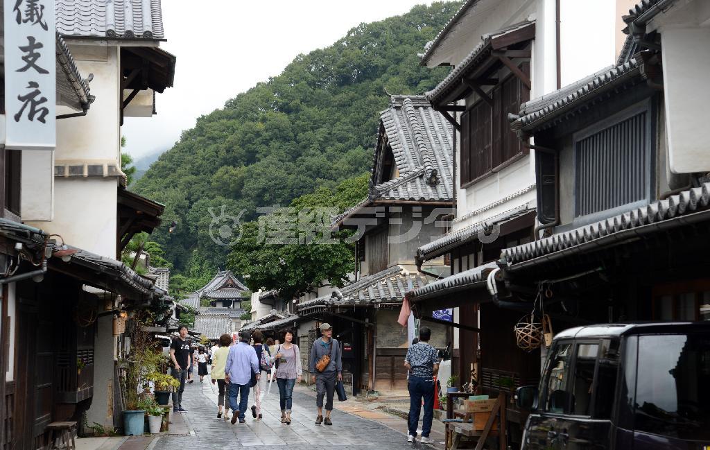 江戸時代からの建造物をそのまま残し、重要伝統的建造物群保存地区にも選定された竹原市の町並み保存地区。「安芸の小京都」とも呼ばれ、カメラ片手に散策する多くの観光客でにぎわいを見せていた＝２０１５年９月６日、広島県竹原市（川口良介撮影）