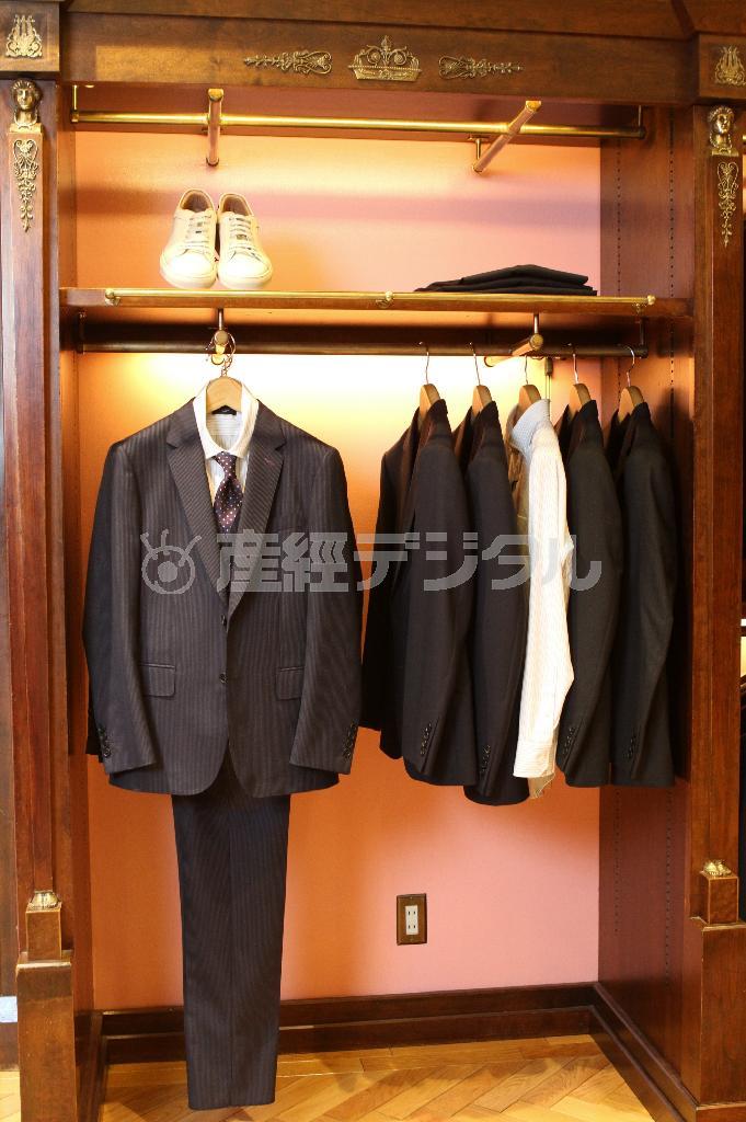 「Ａ＿ＳＵＩＴ＿ＴＯ＿ＴＲＡＶＥＬ＿ＩＮ」の無地は一押しのネイビー、ブラックに加えチャコールグレーのダークな色合いのラインナップ＝２０１５年９月１０日、東京都内（田中幸美撮影）