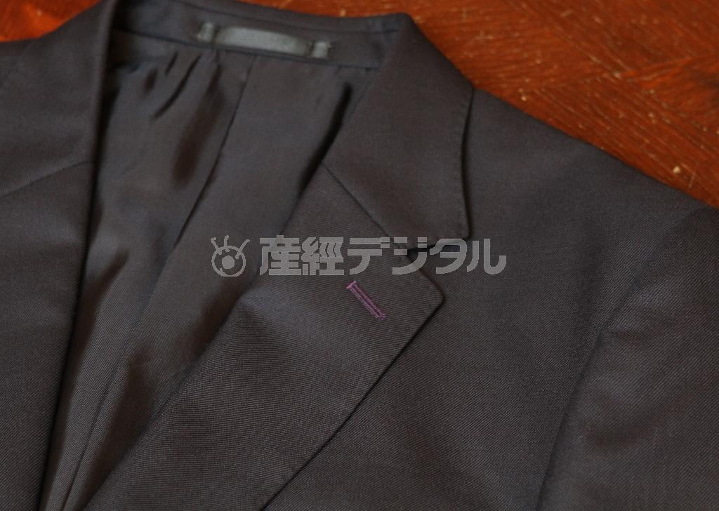 フラワーホールにはパープルのステッチを配し、ワンポイントを強調している＝２０１５年９月１０日、東京都内（田中幸美撮影）