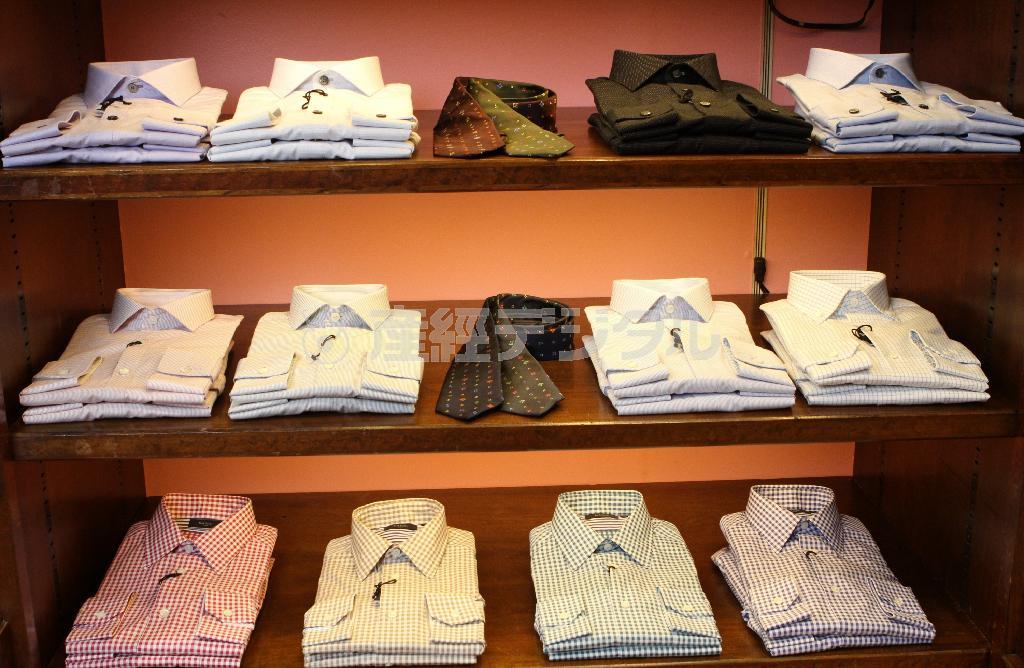 スーツは無地とピンストライプなので、ドレスシャツとタイのバリエーションで遊び心を出すのがポール・スミスらしい着こなしだ。さらにドレスシャツとタイは、パターンオンパターンで、あえて柄同志を組み合わせるのがお薦めのポイントという。ドレスシャツ１万２０００円から＝２０１５年９月１０日、東京都内（田中幸美撮影）