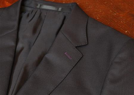 フラワーホールにはパープルのステッチを配し、ワンポイントを強調している＝２０１５年９月１０日、東京都内（田中幸美撮影）