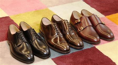 英国らしいクラシックなスタイルのドレスシューズは、シーンやスタイル、色などによって使い分けるのがスマート。左からブラック８万８０００円、ブラウン７万円、バーガンディ７万４０００円。右端のダブルモンクストラップの付いたバーガンディのドレスシューズはベルトのゴールドがアクセントとなっていて高級感を醸し出す＝２０１５年９月１０日、東京都渋谷区のポール・スミス渋谷店（田中幸美撮影）