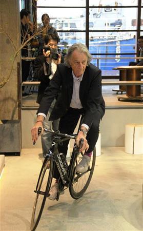 「Ａ＿ＳＵＩＴ＿ＴＯ＿ＴＲＡＶＥＬ＿ＩＮ」を着て自転車で走り回るポール・スミスさん＝２０１５年４月１０日、広島県尾道市の「ＯＮＯＭＩＣＨＩ＿Ｕ２」（提供写真）