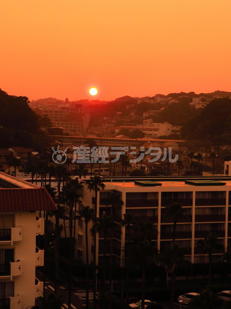 赤を出すことで、よりドラマチックになったので、ホワイトバランスを太陽から曇りに変えました＝２０１５年７月１１日午前４字４７分（須藤夕子さん撮影）