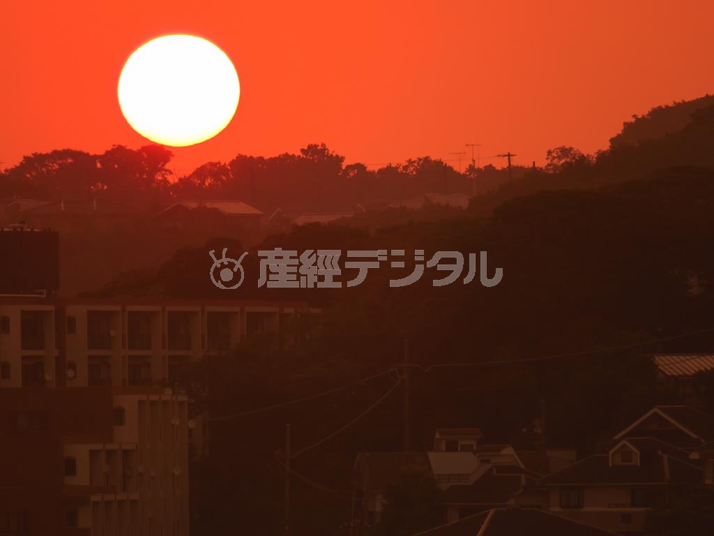クローズアップで、太陽を大きく撮りました。手前の街並みがうっすらと見えるくらいの露出がベストでしょう＝２０１５年７月１１日午前４時４９分（須藤夕子さん撮影）