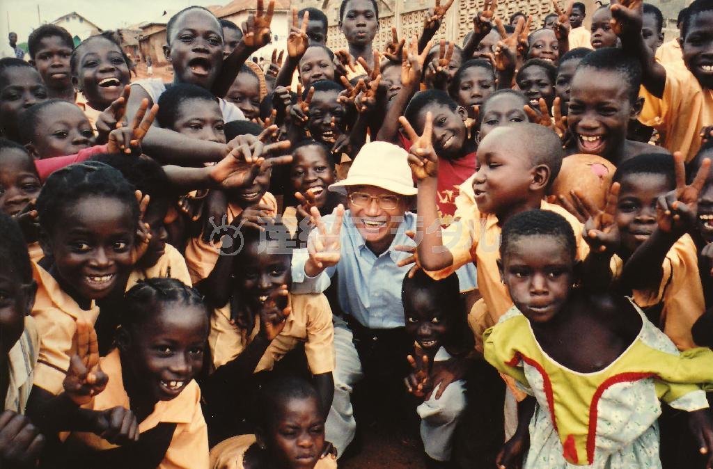 ２００４年９月、オンコセルカ症発症国の一つ、ガーナを訪れ、子供たちに囲まれる大村智（さとし）氏（本人提供）