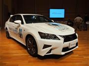 自動運転で高速道路への合流もできるトヨタ自動車の実験車＝６日、東京都江東区