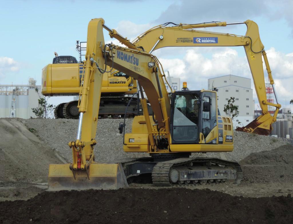 高精度なカメラを搭載し、ＩＴを駆使して作業効率を飛躍的に高めたコマツの建機＝６日、千葉市美浜区