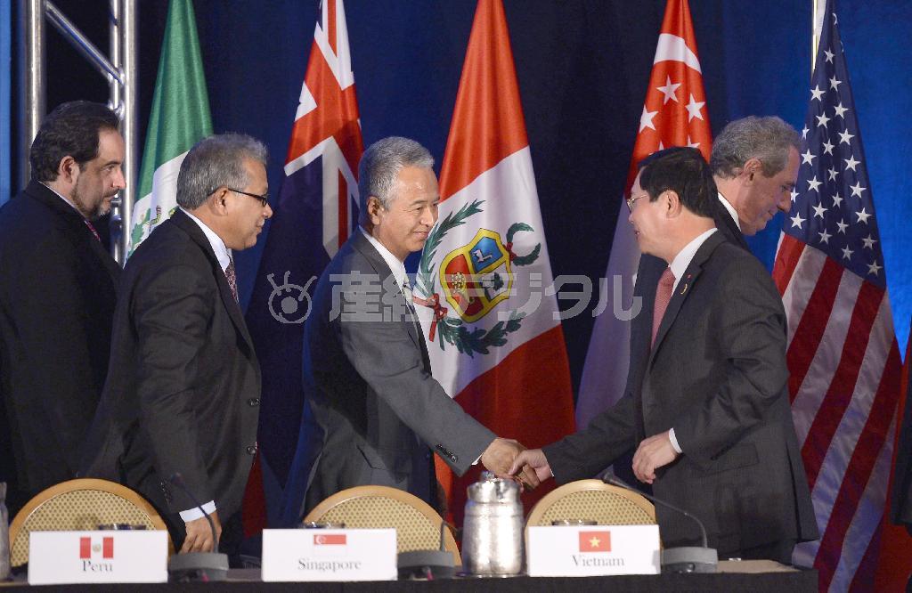 環太平洋戦略的経済連携協定（ＴＰＰ）交渉が閣僚会合で大筋合意し、共同記者会見を終え、各国代表と握手する甘利明（あまり・あきら）ＴＰＰ相（中央）＝２０１５年１０月５日、米ジョージア州アトランタ（共同）