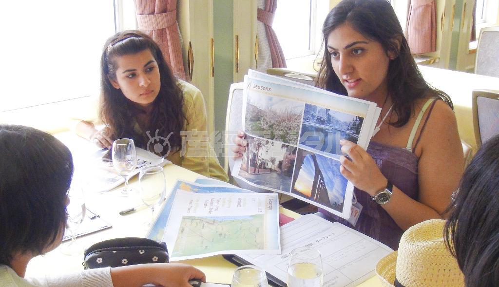 船内で話し合い交流を深める「次世代教育クルーズ」の参加者たち＝２０１５年８月７日（日本財団提供）