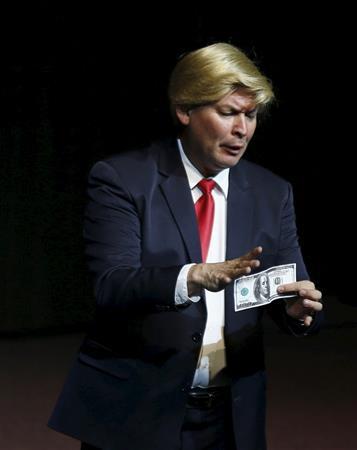 不動産王、ドナルド・トランプ氏を風刺するパロディー劇の模様＝２０１５年１０月５日、メキシコ・首都メキシコ市（ロイター）