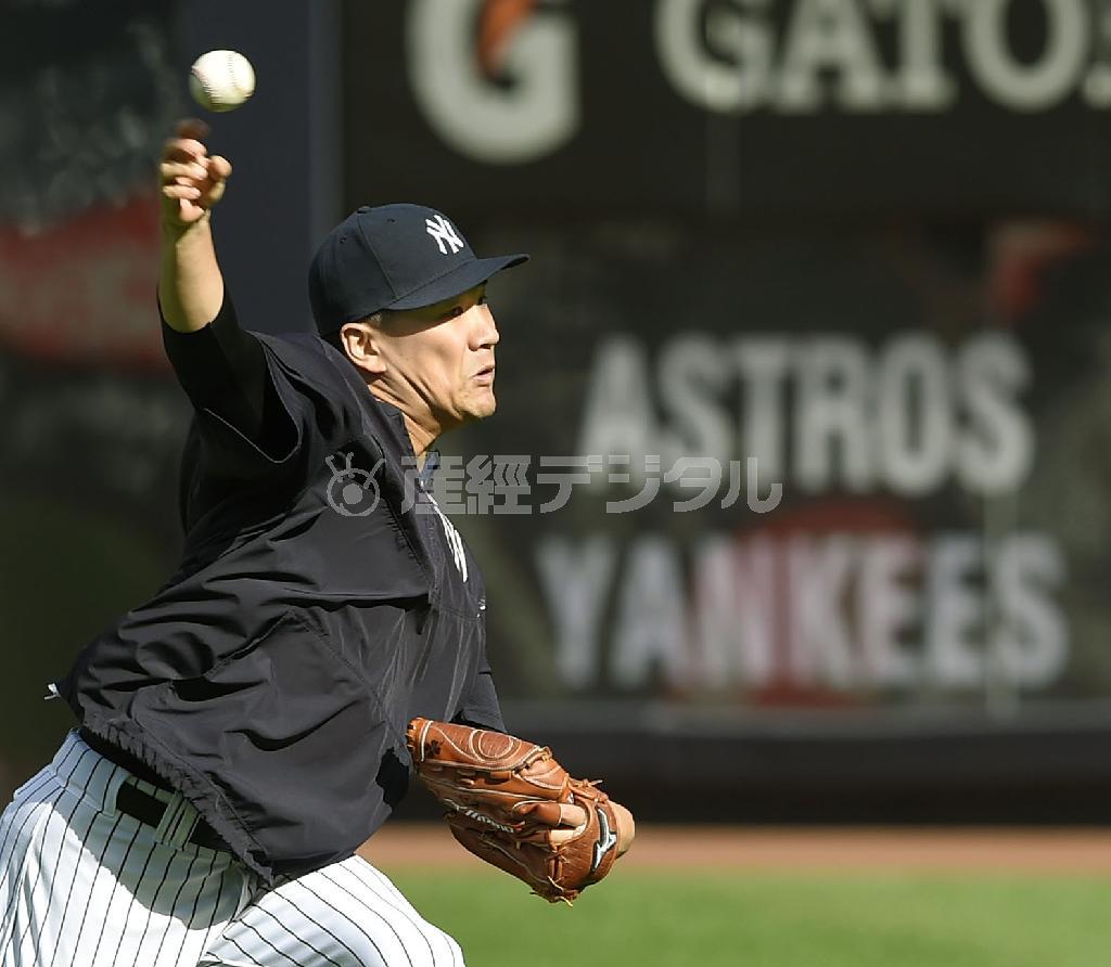 キャッチボールで調整するヤンキース・田中将大（まさひろ）＝２０１５年１０月、米ニューヨーク（共同）