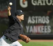 キャッチボールで調整するヤンキース・田中将大（まさひろ）＝２０１５年１０月、米ニューヨーク（共同）