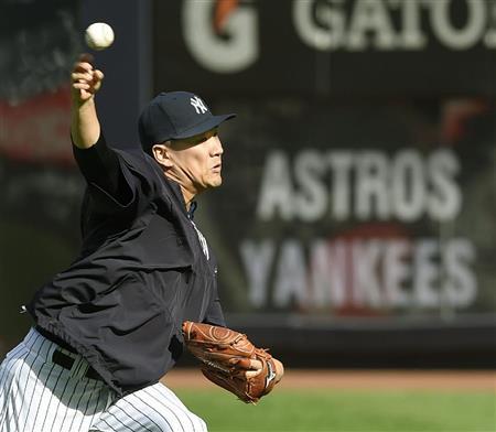 キャッチボールで調整するヤンキース・田中将大（まさひろ）＝２０１５年１０月、米ニューヨーク（共同）