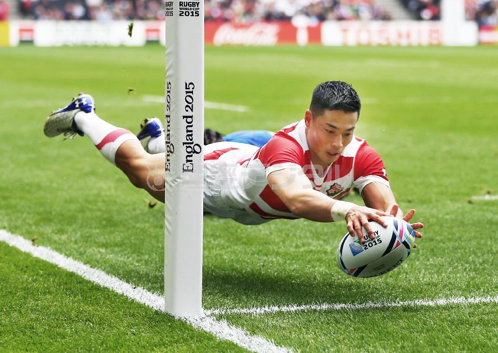 前半終了間際、トライを決める山田章仁＝２０１５年１０月３日、英国・ミルトンキーンズ（ゲッティ＝共同）