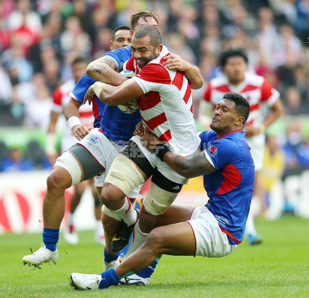 攻めても守っても、常に一番「大事なところに、リーチ・マイケル（中央）がいる＝２０１５年１０月３日、英国・ミルトンキーンズ（ゲッティ＝共同）