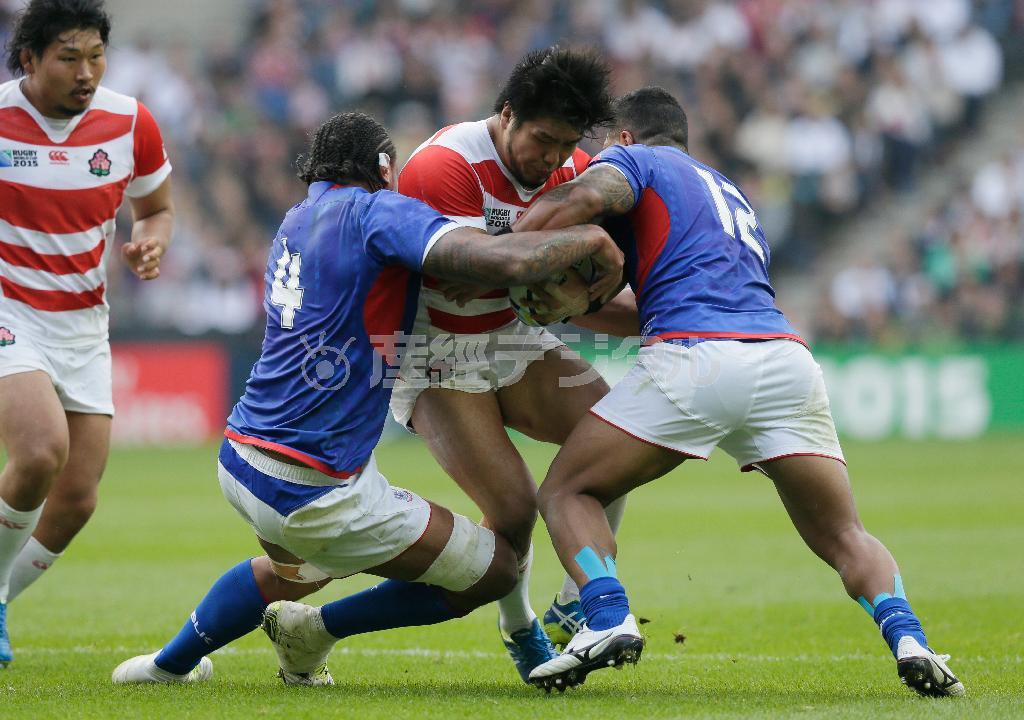 第１列の選手とは思えぬ走力、ハンドリングで堀江翔太（中央）が攻撃の核となった＝２０１５年１０月３日、英国・ミルトンキーンズ（ゲッティ＝共同）