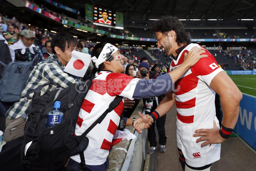 “均ちゃん”（大野均）は、サモア戦の勝利をファンとともに喜んだ＝２０１５年１０月３日、英国・ミルトンキーンズ（ロイター）