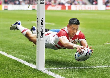 前半終了間際、トライを決める山田章仁＝２０１５年１０月３日、英国・ミルトンキーンズ（ゲッティ＝共同）