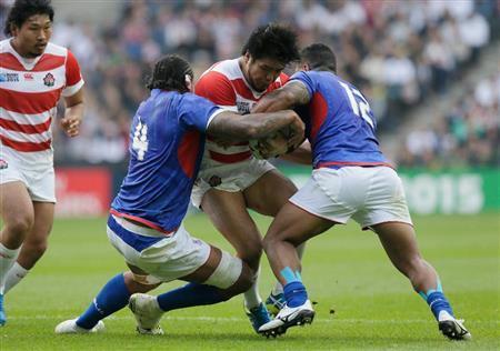 第１列の選手とは思えぬ走力、ハンドリングで堀江翔太（中央）が攻撃の核となった＝２０１５年１０月３日、英国・ミルトンキーンズ（ゲッティ＝共同）