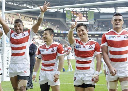 サモア戦の勝利に笑顔がはじけるジャパン戦士。左からアナマキ・レレイ・マフィ、田中史朗、小野晃征（こうせい）、ツイ・ヘンドリック＝２０１５年１０月３日、英国・ミルトンキーンズ（共同）