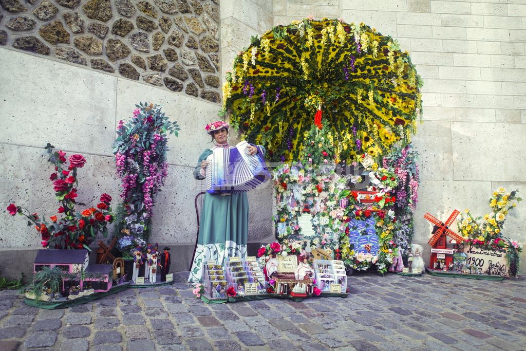 個性豊かな大道芸人さん。おしゃれも生き方も、自分らしさを演出する「個性」が大切です＝フランス・首都パリ（クレモンティーヌさん提供）