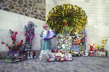 個性豊かな大道芸人さん。おしゃれも生き方も、自分らしさを演出する「個性」が大切です＝フランス・首都パリ（クレモンティーヌさん提供）