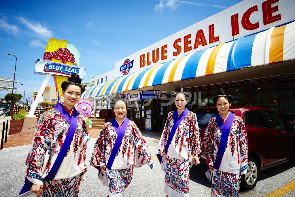 若返った新生ネーネーズ。フレッシュな歌声が新鮮に響く＝２０１５年７月１日（提供写真）