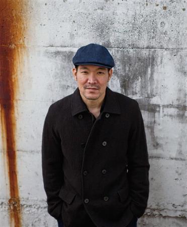 常に挑戦を繰り返してきた大島保克（やすかつ）は、原点に返って民謡集を発表（提供写真）