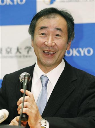 ノーベル物理学賞に決まり、記者会見で驚いた表情を見せる梶田隆章（かじた・たかあき）・東京大宇宙線研究所長＝２０１５年１０月６日夜、東京都文京区の東京大（共同）