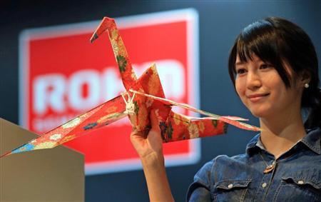 ロームが披露したＯＲＩＺＵＲＵ（折り鶴）。重さ３グラムのコンピューターが取り付けられていて、翼を羽ばたかせて飛ぶことができる＝６日、千葉市美浜区の幕張メッセ