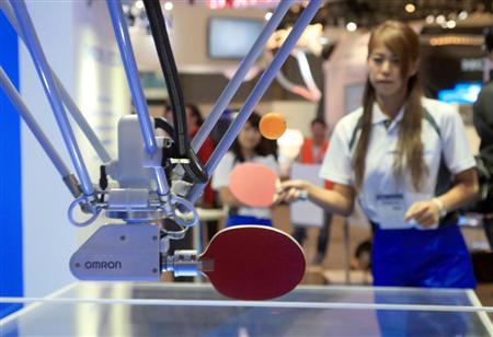 オムロンの卓球ロボ。昨年の展示で話題となったが、今年は機能を大幅に進化させた