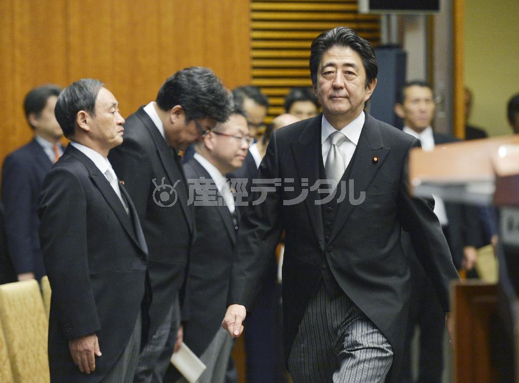 内閣改造を終え、記者会見に臨む安倍晋三（しんぞう）首相。左端は菅義偉（すが・よしひで）官房長官＝２０１５年１０月７日夜、首相官邸（共同）