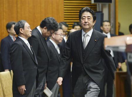 内閣改造を終え、記者会見に臨む安倍晋三（しんぞう）首相。左端は菅義偉（すが・よしひで）官房長官＝２０１５年１０月７日夜、首相官邸（共同）