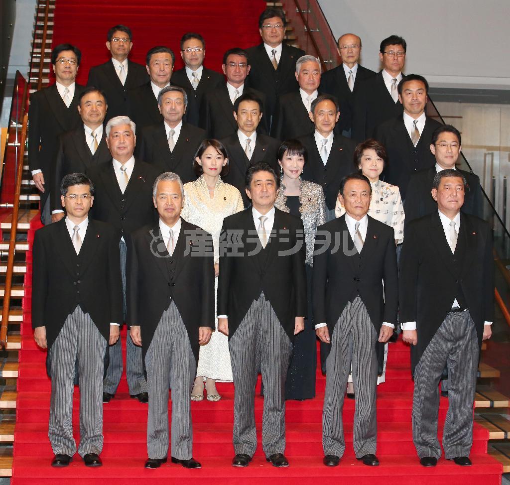 第３次安倍改造内閣が発足し、安倍晋三（しんぞう）首相（前列中央）らは記念撮影に臨んだ＝２０１５年１０月７日午後、首相官邸（福島範和撮影）