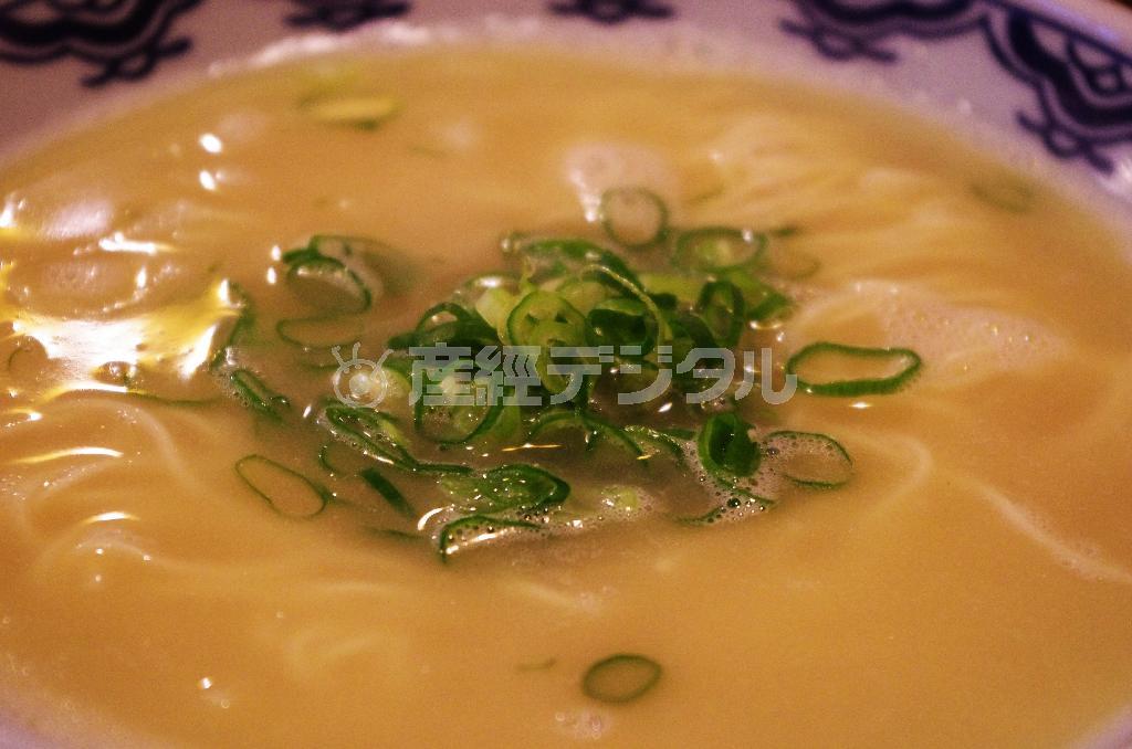 鶏白湯（パイタン）スープは、キレがあると好評だ＝２０１５年１０月１日、東京都足立区