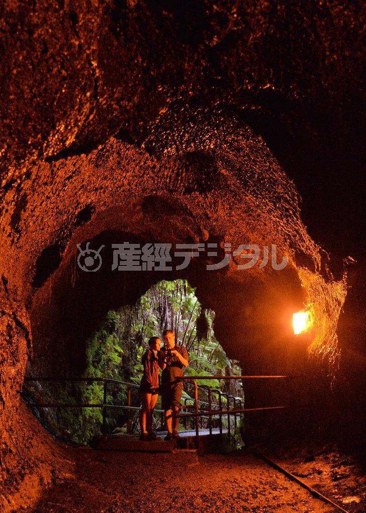 サーストン溶岩トンネル。溶岩トンネルは島内のいたるところに点在している＝２０１５年９月７日、米ハワイ州ハワイ島（三尾郁恵撮影）