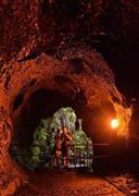 サーストン溶岩トンネル。溶岩トンネルは島内のいたるところに点在している＝２０１５年９月７日、米ハワイ州ハワイ島（三尾郁恵撮影）