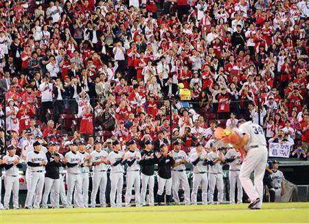 現役最後の登板を終えた中日・山本昌（右下）に拍手を送るナインとスタンドのファン＝２０１５年１０月８日、広島県広島市南区のマツダスタジアム（共同）